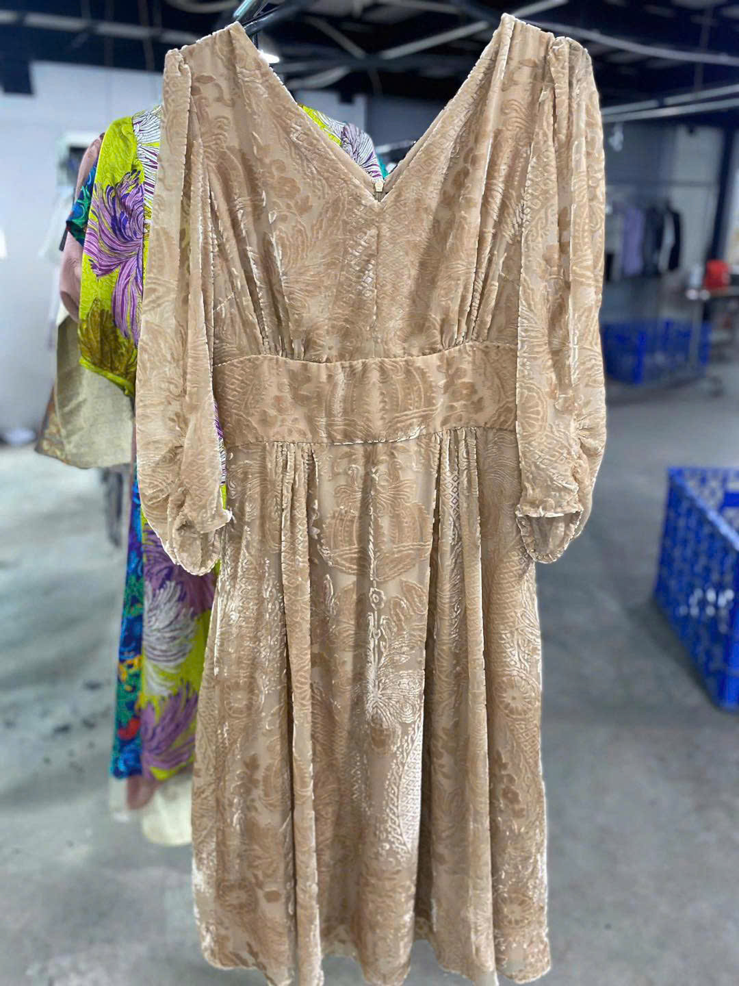 Để giặt váy nhung, bạn nên giặt tay hoặc sử dụng chế độ giặt nhẹ của máy giặt để tránh làm hỏng bề mặt vải.